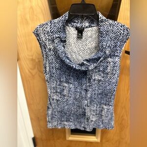 ☀️3/$10☀️ Blue and White Patterned Sleeveless Top medium